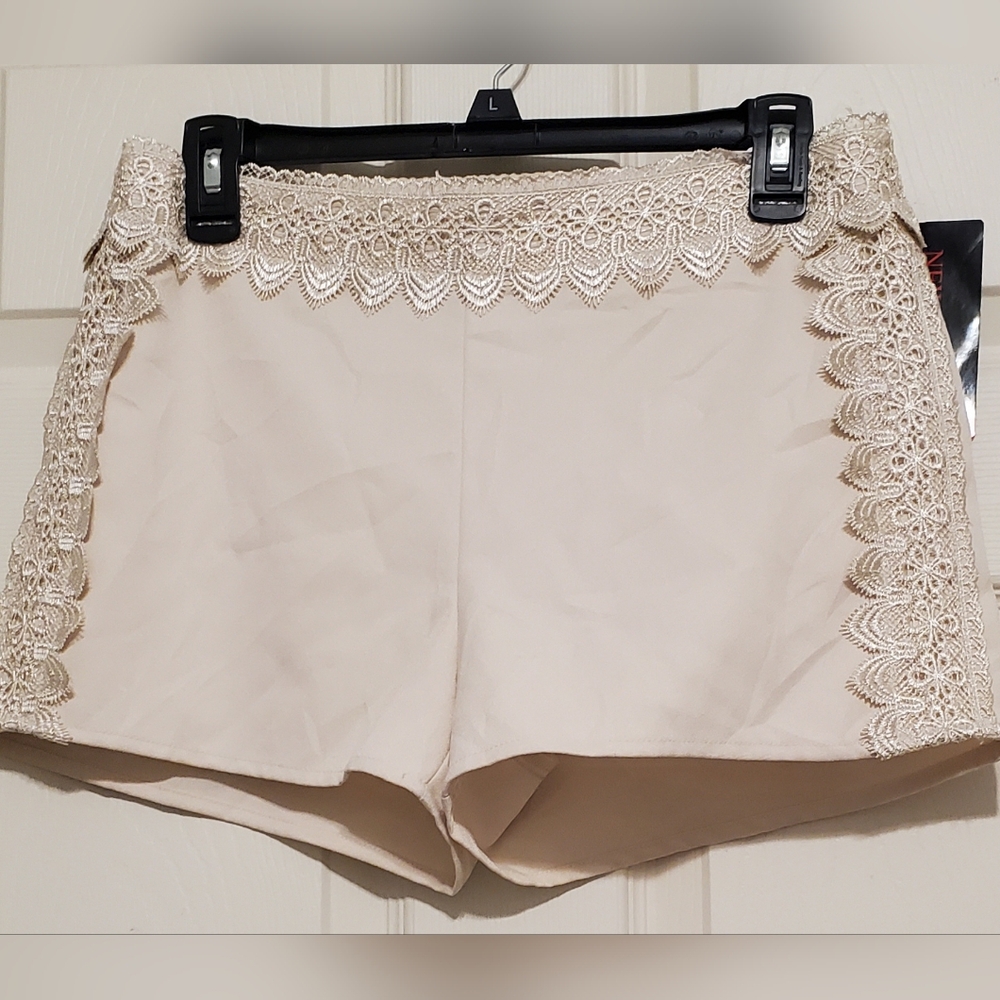 NWT SWEET JOURNEY Cream Boho Lace Trimmed Shorts Size M